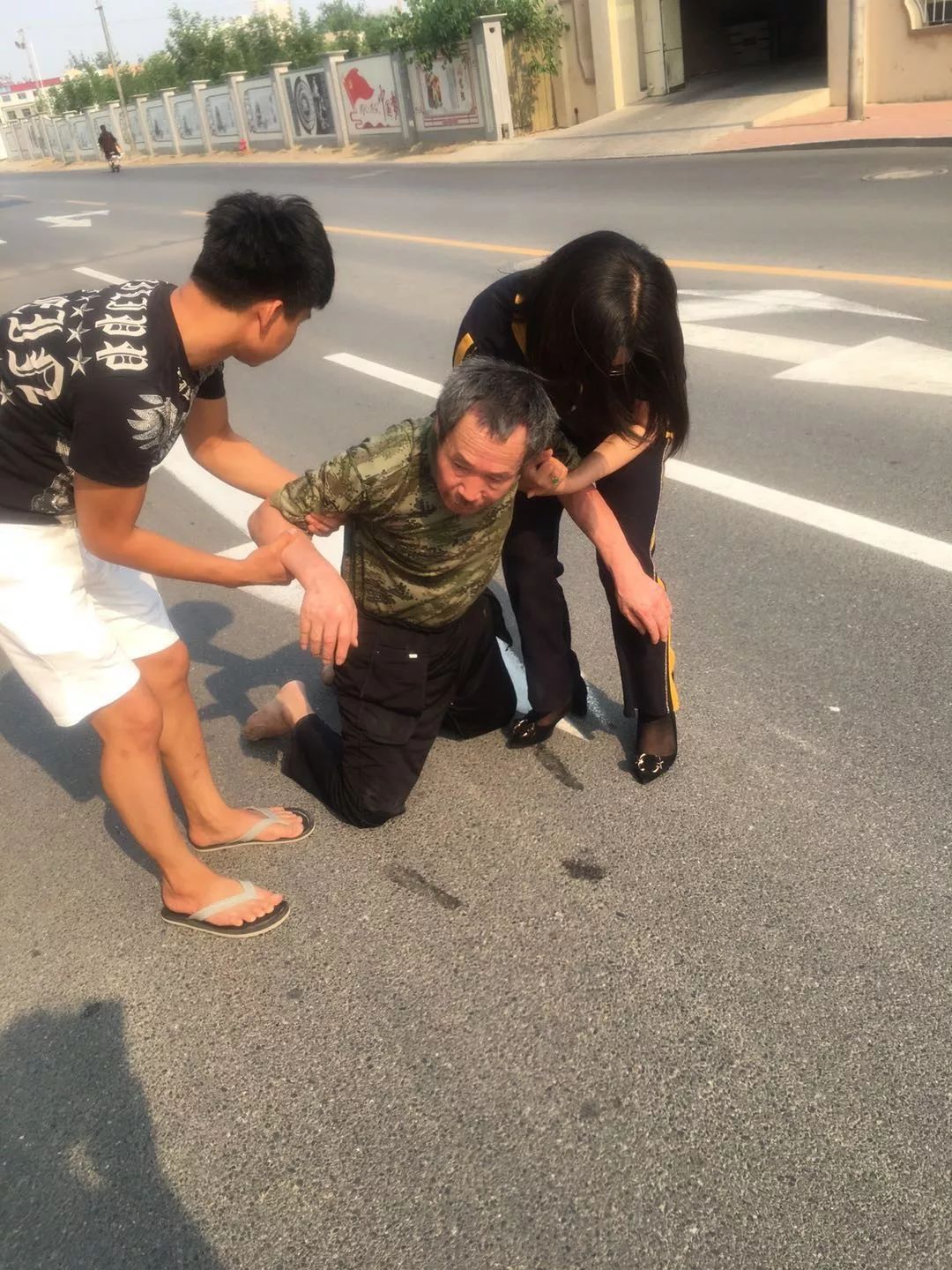 感人宝坻高温郝庄老人摔倒扶好人在身边