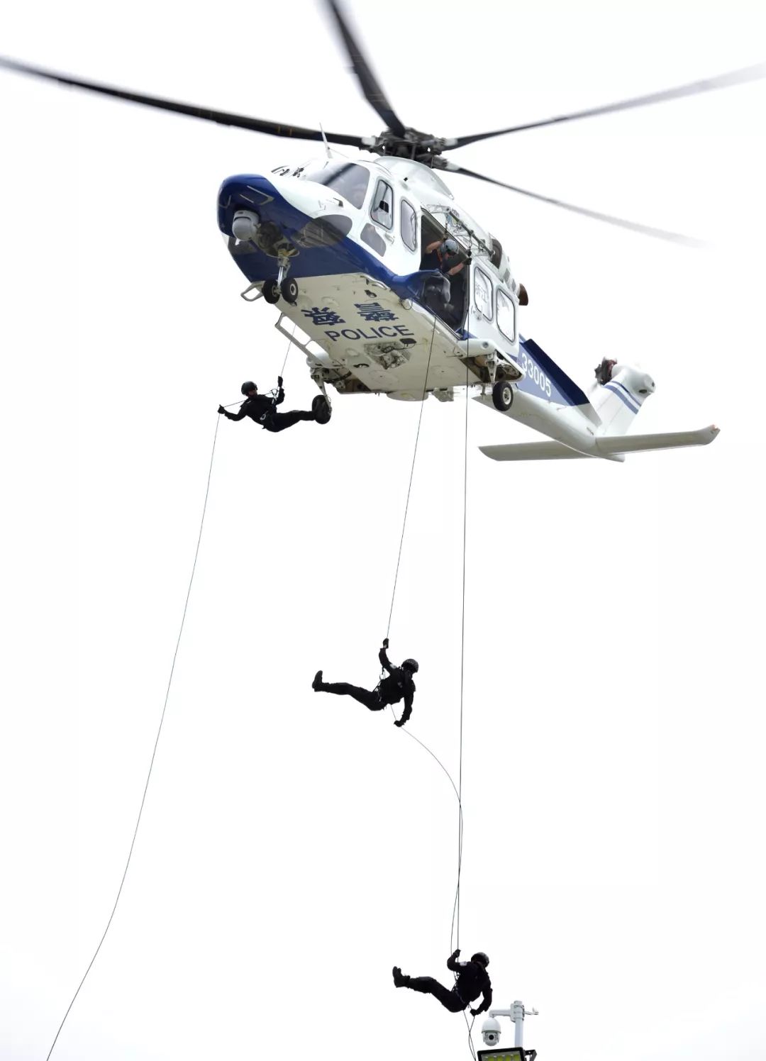 防暴车,直升机,无人机,冲锋舟,狙击枪……甚至还有首次公开亮相的一个