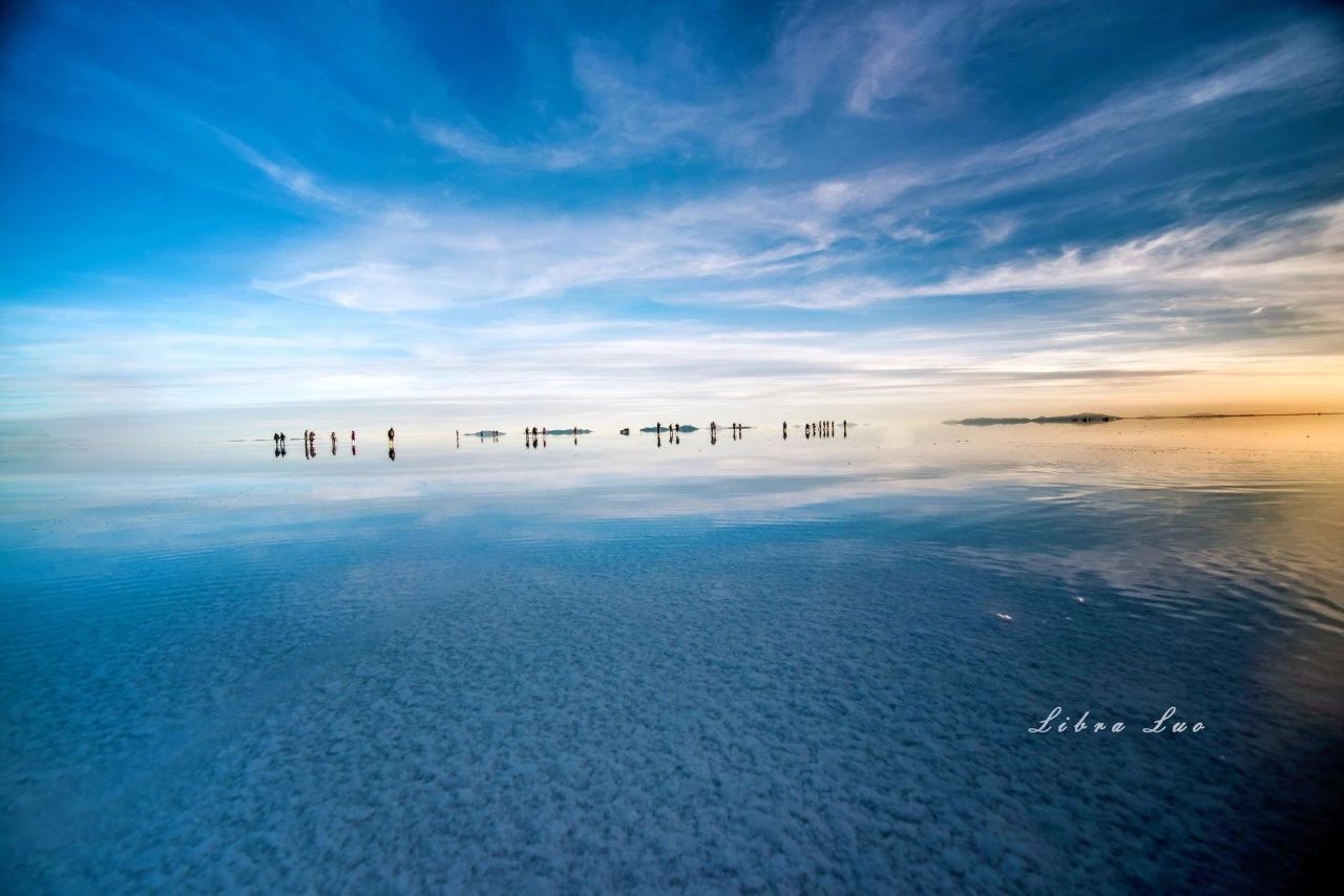 在盐沼上驾车前行,就好象处于一种虚无的状态,面积巨大的盐沼对阳光的