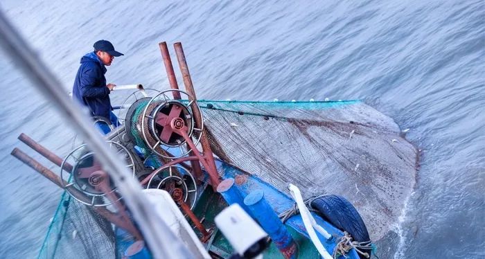 这个夏天 我们包了条三层豪华游轮带你出海捕鱼!