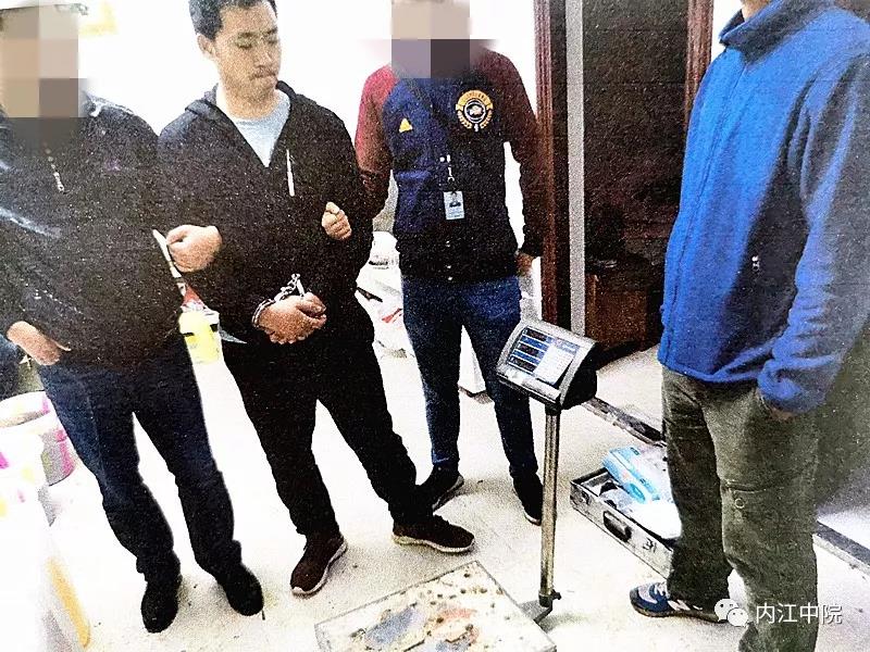 个编织袋装的甲基苯丙胺运输至成都市并交给王勇军后,驾车返回资中县