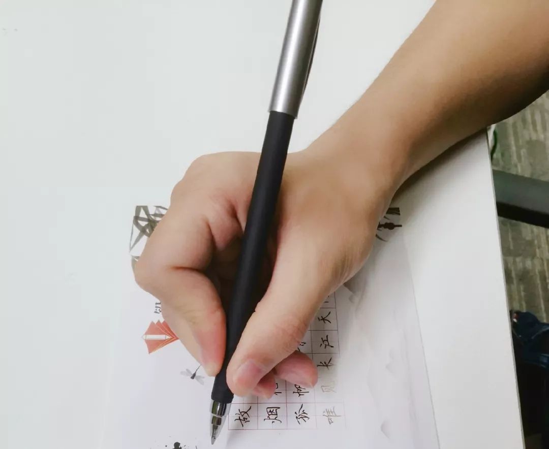 无论写字姿势对不对能把字写好就行