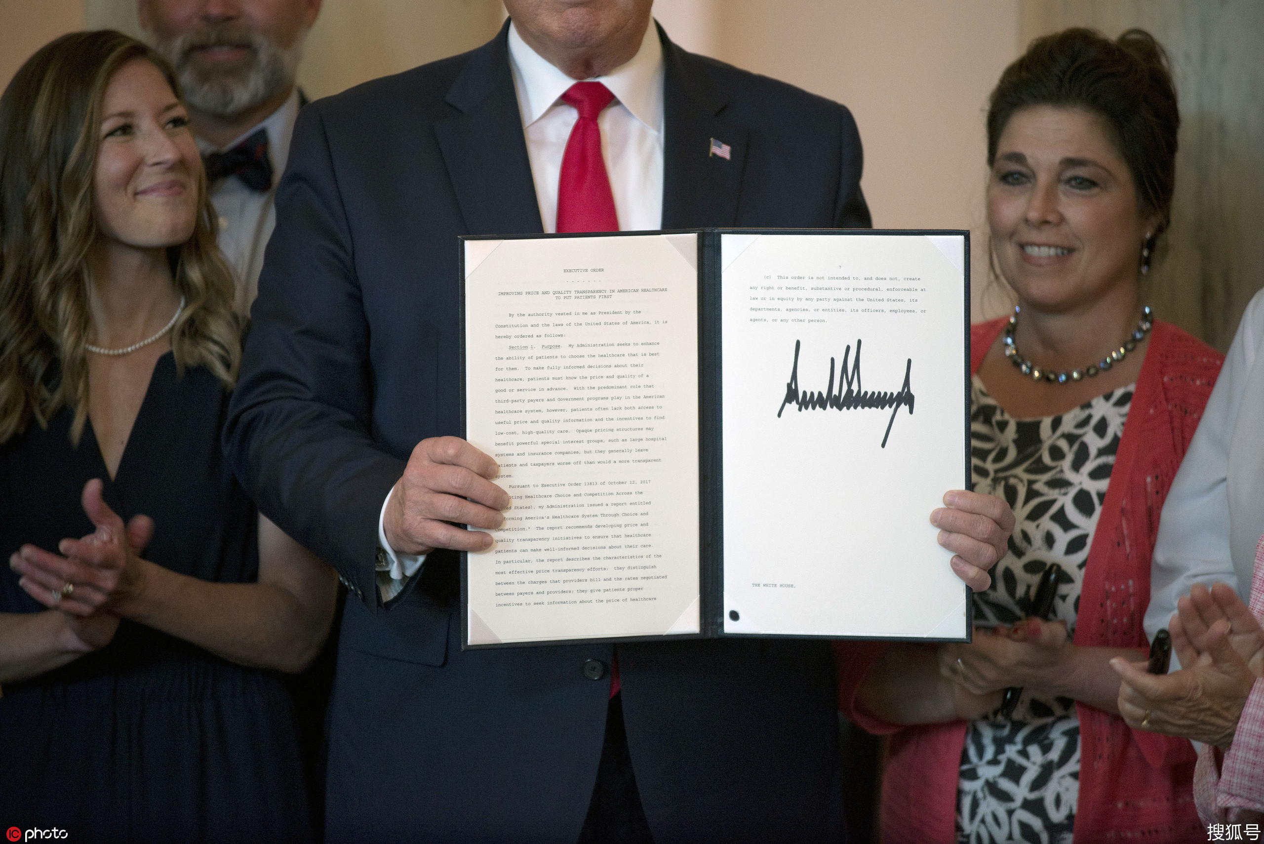 特朗普签署总统令图片