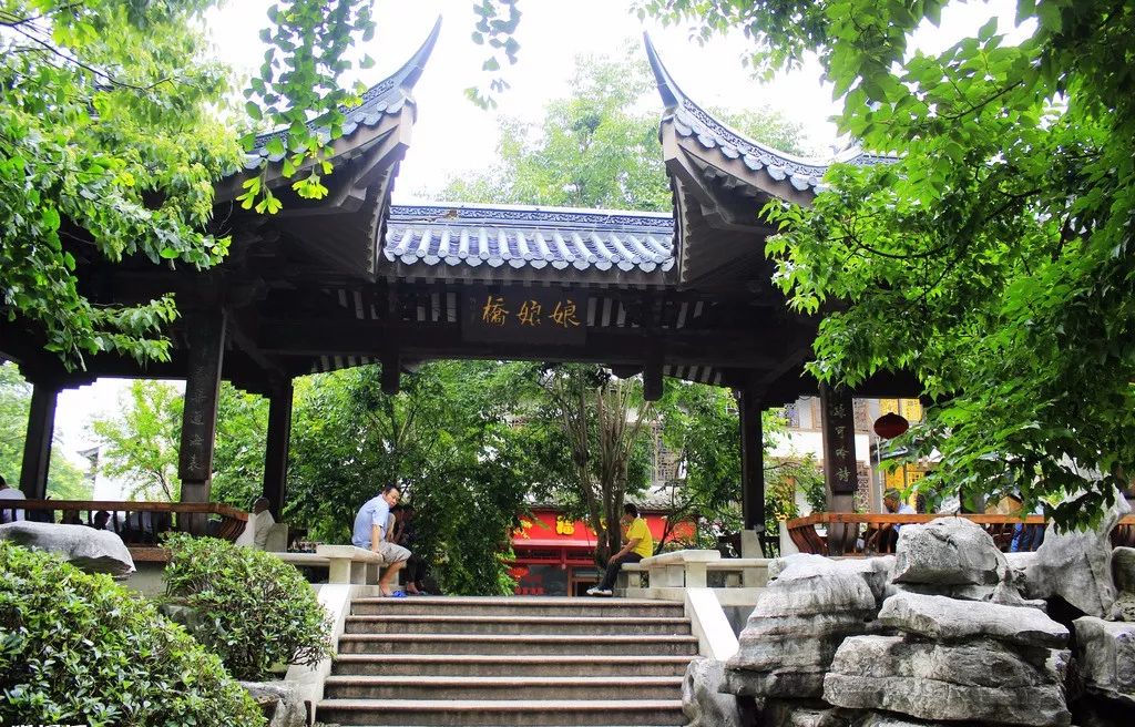 公元825年,李渤建万里桥.