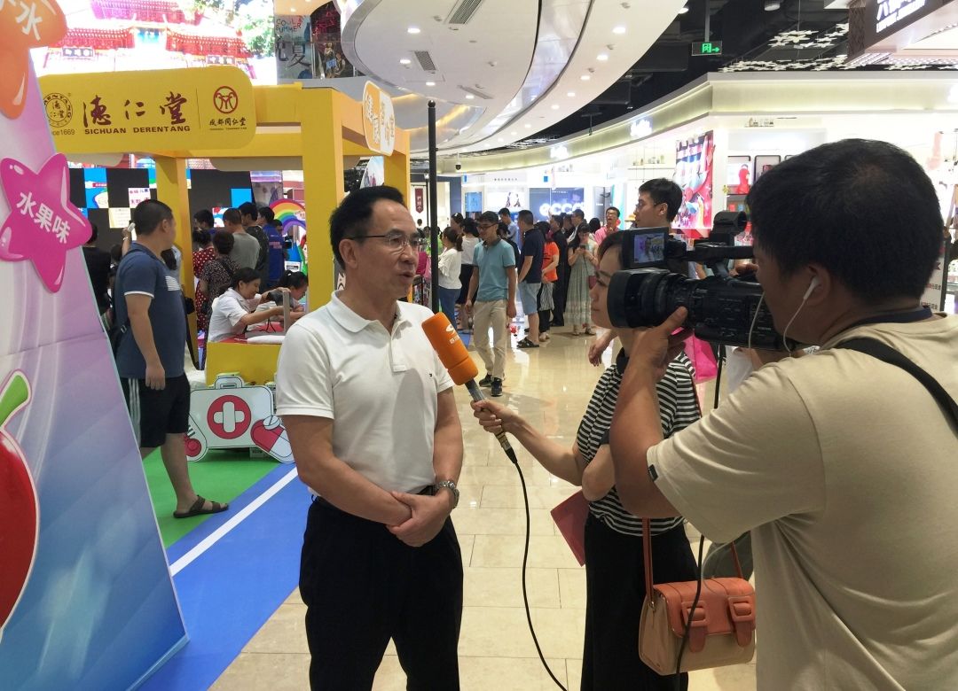 活动现场,陈建煌先生向孙东先生赠与"2019年战略合作伙伴"牌匾,预示