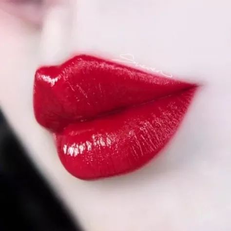 玫调红色口红今年夏天能hold住太阳的只有你啦