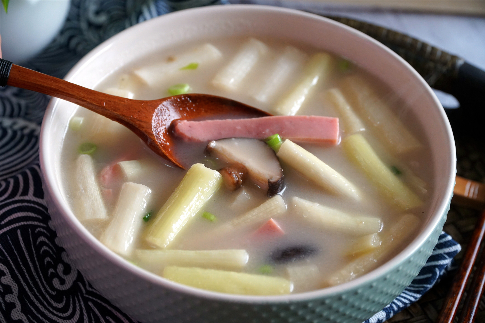 这菜被称为"汤菜之冠",碰上就别放过,鲜美无比,正当季要多吃_蒲菜