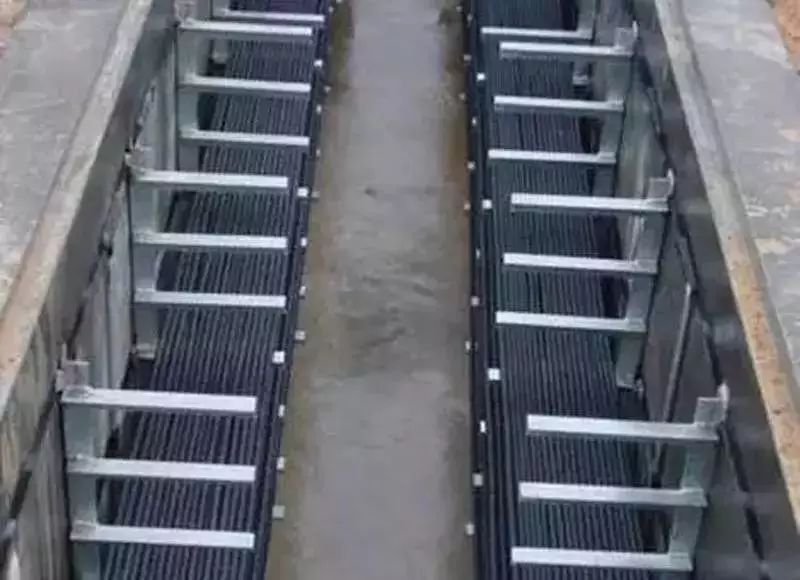 3电缆支托架固定螺栓穿向应统一,横平竖直,同一层的托臂在同一水平面