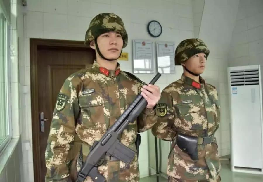 两名哨兵站岗为何只配备一把枪25年前的惨案教训太深了
