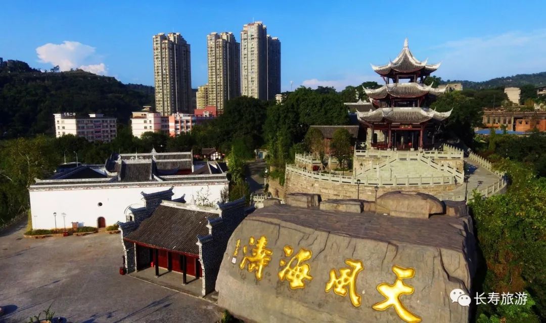 取禅定智慧之意在桃花溪长江入口处的长寿河街青龙岭上定慧寺长寿的老