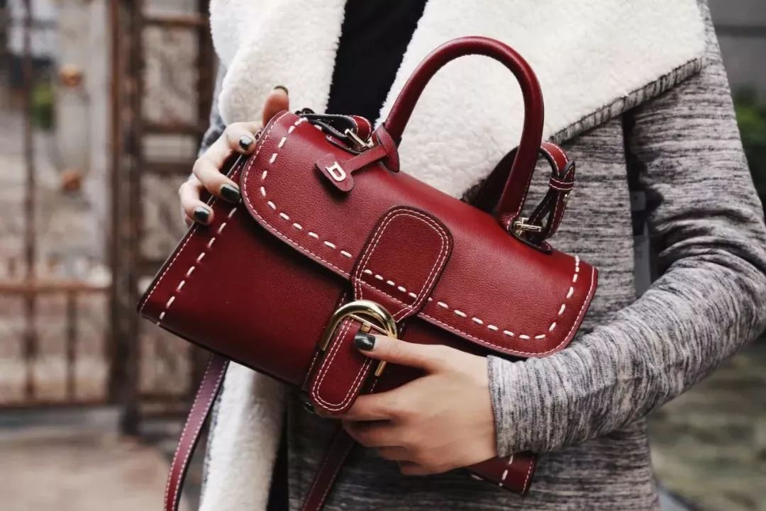 一名高仿包销售人员表示:厂家制作一款高仿品,利润空间约在20%～30%