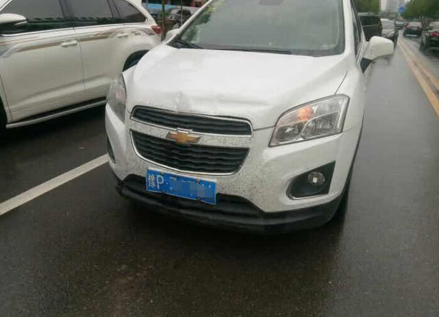 雪佛兰创酷雨天追尾出租车网友这一撞真的是十分尴尬