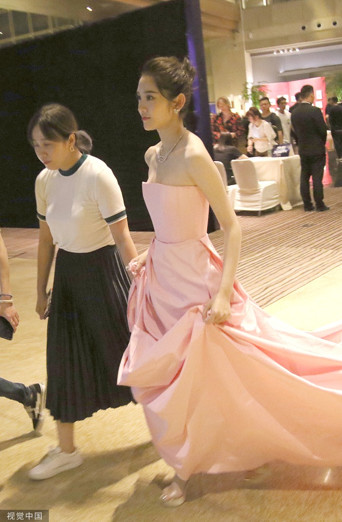 预习婚礼?唐艺昕穿长裙女神范十足获助理提裙摆