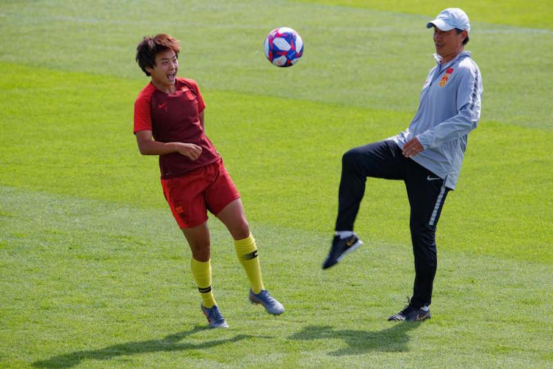 女足备战贾秀全给王霜当陪练新人中卫被赞女版皮克