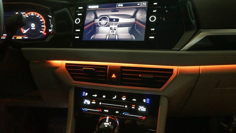 全新速腾为了增加车内的氛围搭载了十种颜色内饰氛围灯,总能找到一款