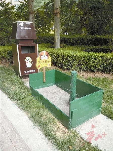 羡慕不?唐山有个小区给狗狗建了俩公厕!_宠物