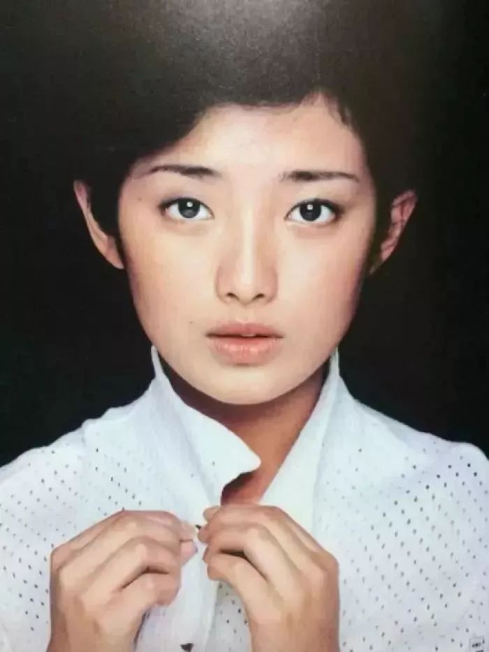 60岁山口百惠街拍照岁月从不败美人优雅老去是人生最大的福分
