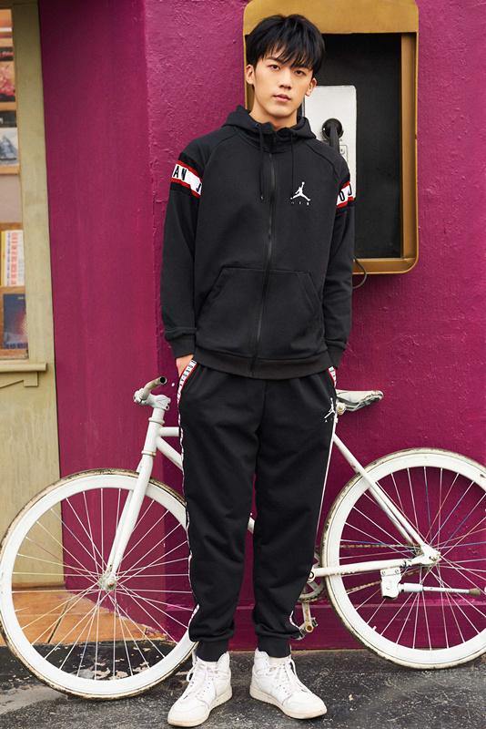 《我的盖世英雄》热映 卢东旭全新写真彰显撕漫少年特质