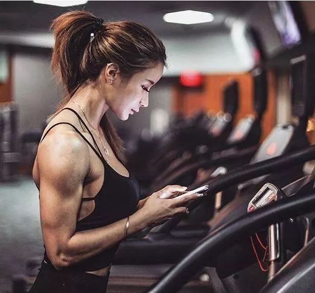 她是韩国最炙手可热的比基尼健美模特被称为肌肉女王