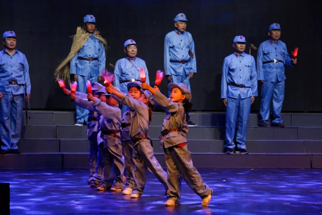 秀强教育童心向党大型党史舞台剧辉煌的征程献礼70周年