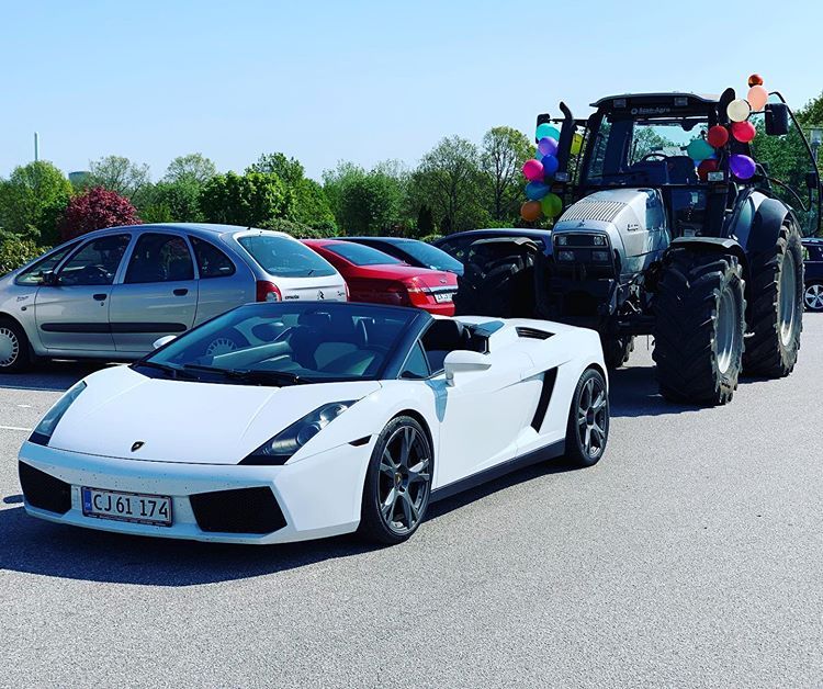 玩车的境界就是蓝天白云田野你开豪车耕地