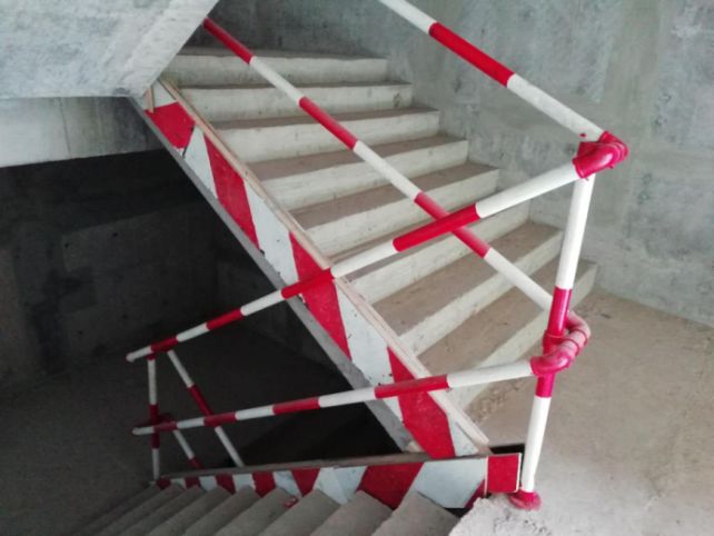 楼梯防护加设踢脚板7573场平布置塔吊标准化围挡7573二次植筋