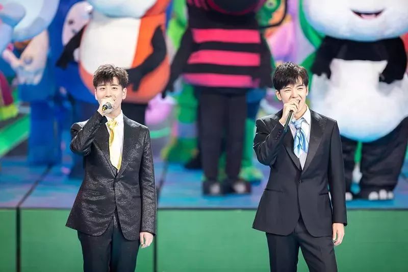 他们和声入人心男团同台送祝福啦