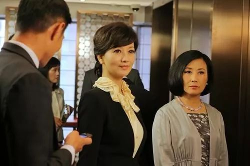 而此次对于汪明荃和黄淑仪"互撕"一事,小扒觉得,两人纠缠了40年的恩怨