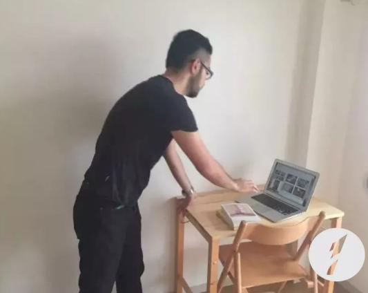 全身没有多余的装饰只穿简单的上衣和长裤黑框眼镜人物特征:佐佐木典