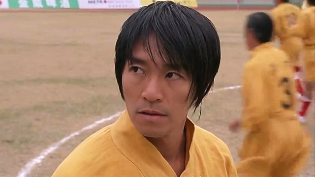 对方球队老板抽雪茄达叔自然要撑足场面对着一根香肠就是一口