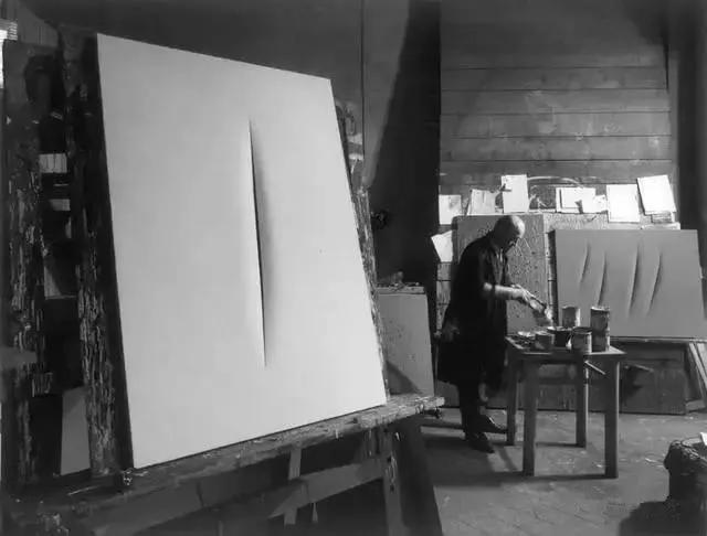 卢齐欧·封塔纳(1899-1968),意大利艺术家,极少主义的始祖,因创作了一