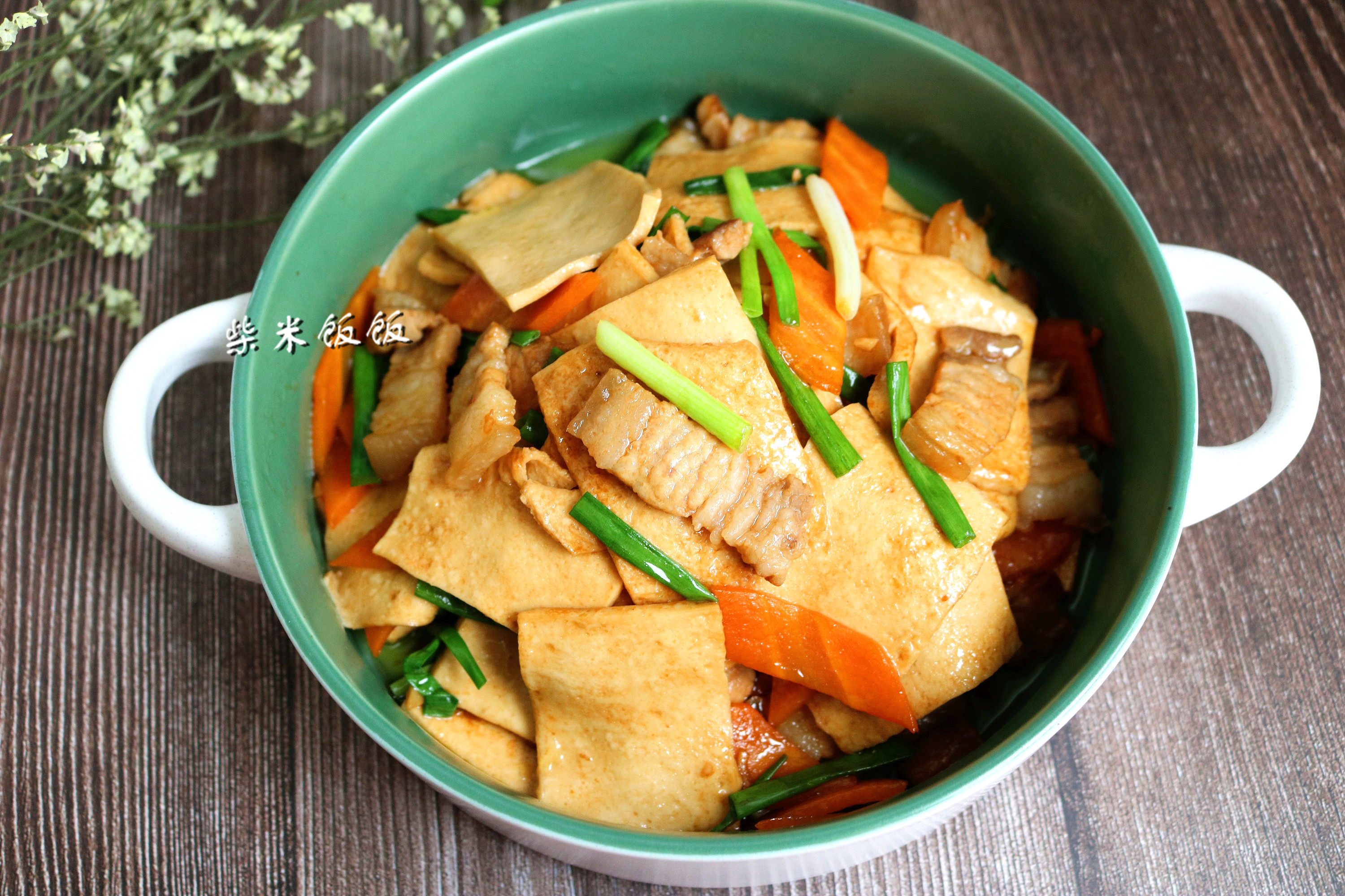 千叶豆腐的吃法很多,可以煎,炸,卤,煮,炒,既能单独成菜,也可以作为