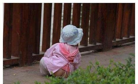 夏季别再给宝宝穿开裆裤你不知道危害有多大