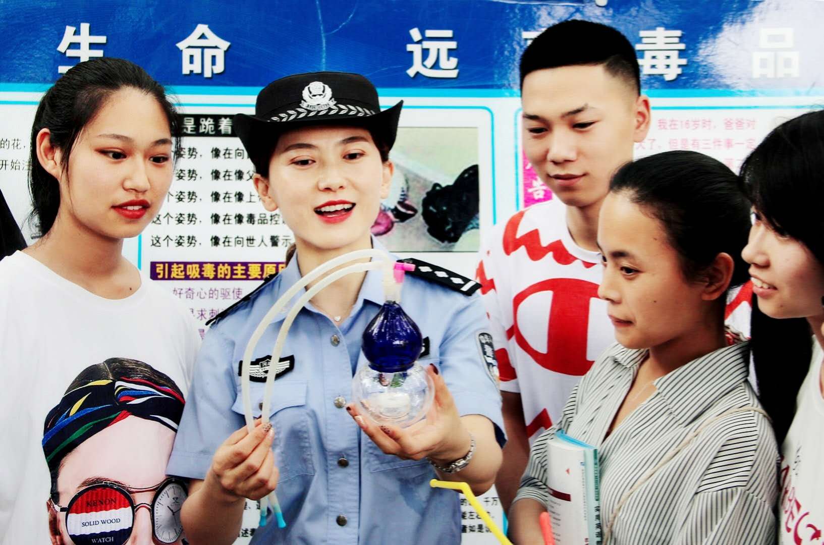 南阳梅溪公安民警积极开展禁毒日宣传活动_毒品