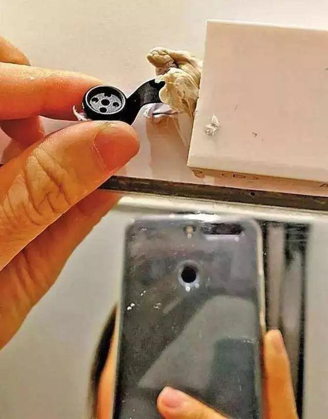 住酒店开房的时候如何检查是否有针孔摄像头