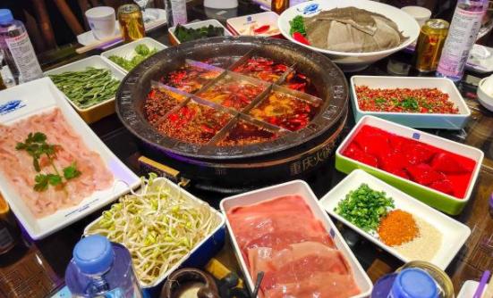 巨型火锅在重庆开涮美味无限极引众人垂涎