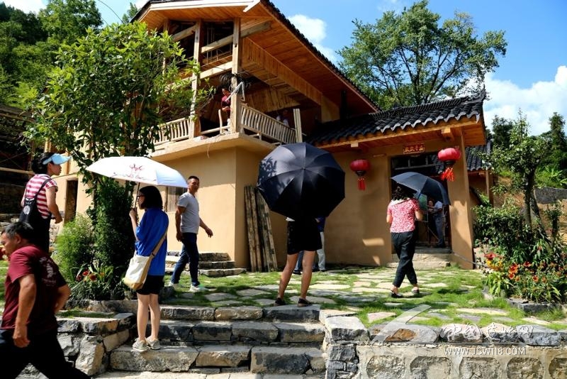翻修后摇身变为旅游民宿精准脱贫战场上,各班子成员围绕"两不愁三保障