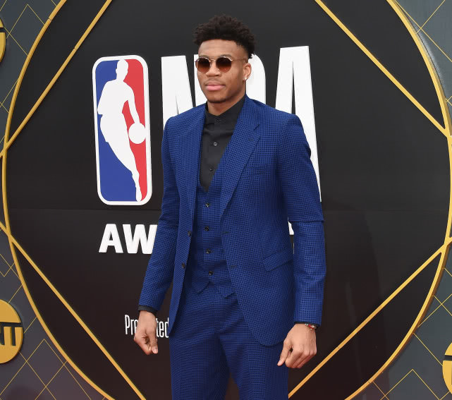 小时候,字母哥见惯了生活的艰辛,如今取得这样的成就