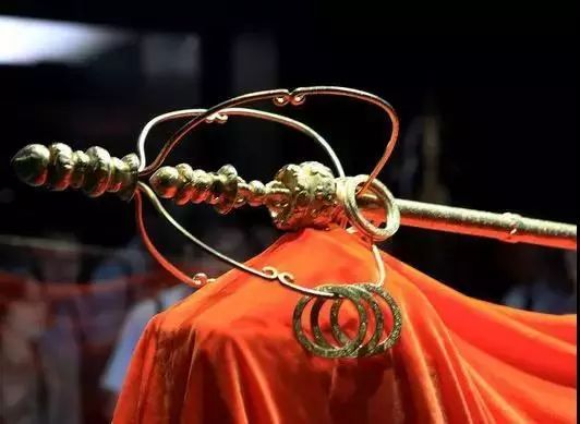 提到锡杖,人们首先会想到的就是国剧经典《西游记》中唐三藏手中所持