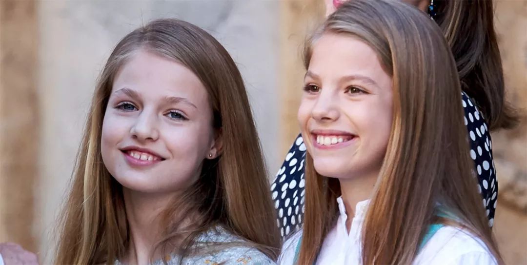 14岁西班牙公主乘车,时刻不忘和民众互动,还和妹妹一起找镜头_莱昂