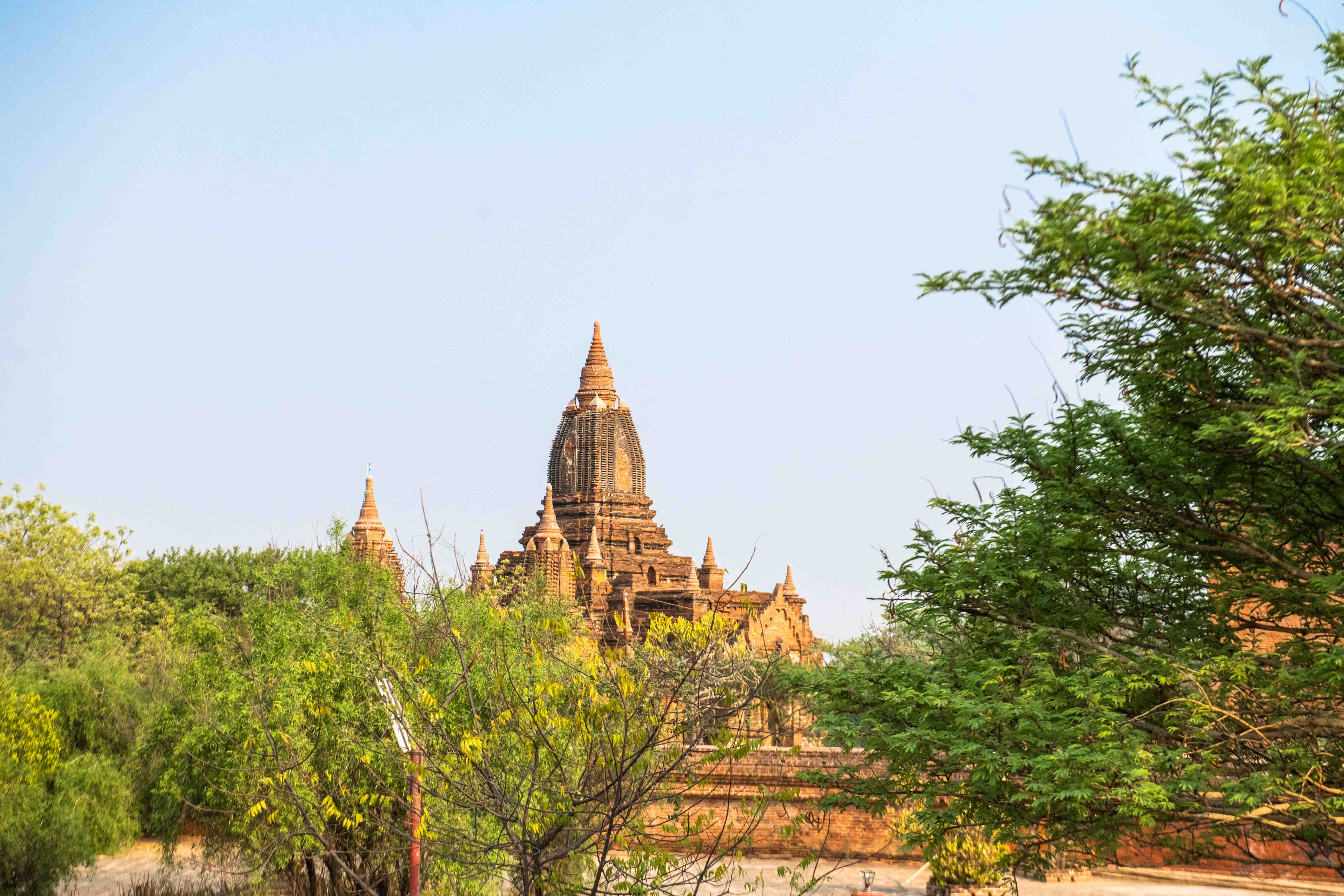 缅甸最奇葩的佛塔,佛塔塔尖像一个大钟,塔内还供奉了未来佛!