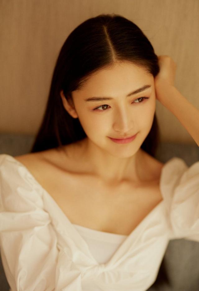 原创"朱露莎"时尚感飙升?康可人一袭黑西装看秀,一个眼神就a爆了