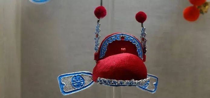 奉送特色文化礼品一份(非物质文化遗产手工掐纸状元帽).