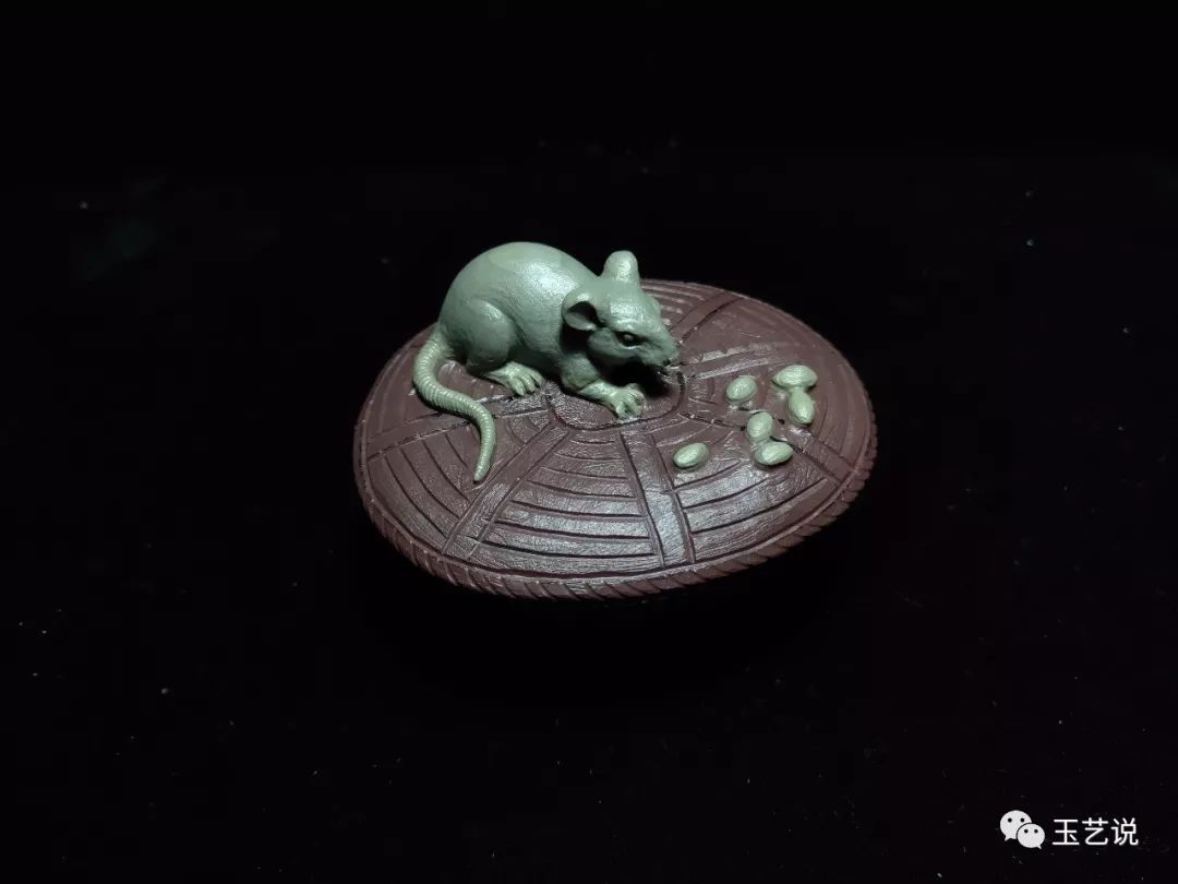 现实中老鼠并不讨人喜爱,但是在玉雕中鼠却有吉祥的象征.