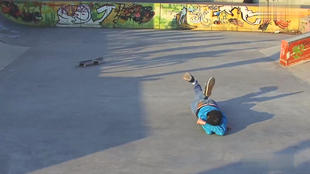 滑板小哥用事实告诉你没玩好卡裆的痛苦