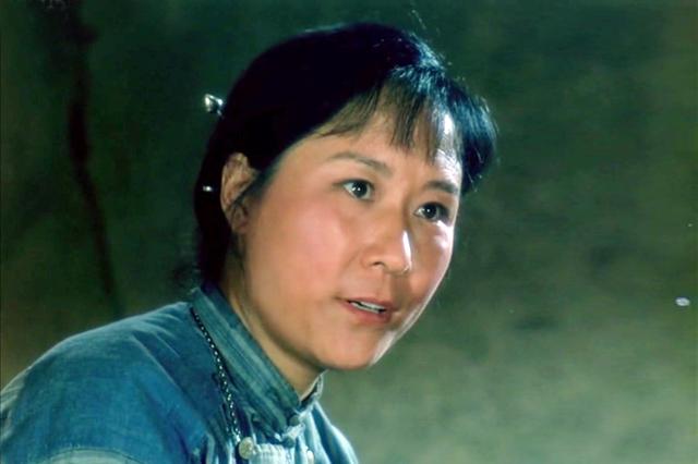 但最初《闪闪的红星》这部电影,冬子妈的扮演者不是李雪红,而是郑振瑶