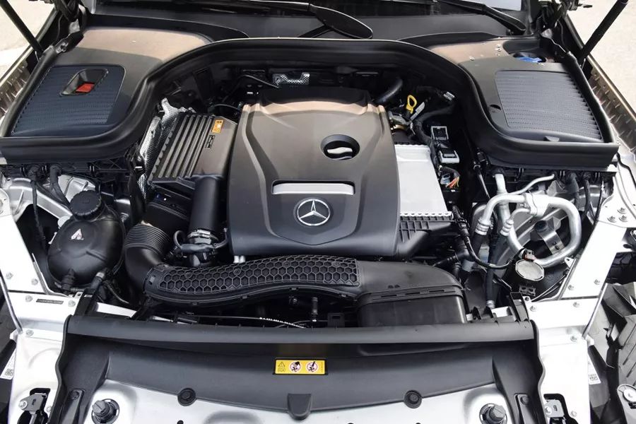 奔驰glc奔驰glc 260 l 4matic动感型则搭载一台2.