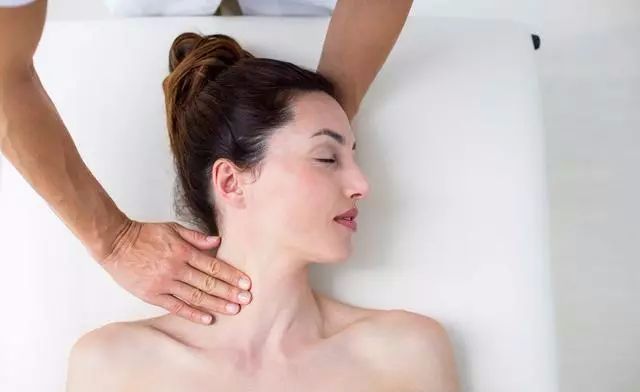 爱美的女人们!请别忘了颈部护理,它和面部肌肤同样重要
