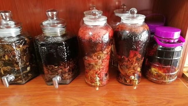 把这些东西泡酒后,竟有让人意想不到的功效!_杜仲酒