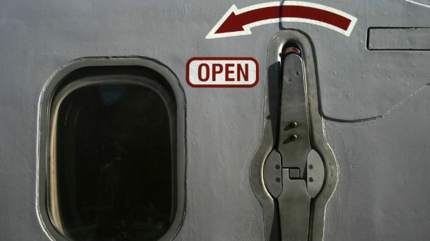 最怕事情真的发生了:一觉醒来,自己一个人被反锁在漆黑的飞机上!